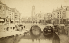 66842 Gezicht op de Bakkerbrug over de Oudegracht te Utrecht met aan weerszijden bebouwing en op de achtergrond de Domtoren.